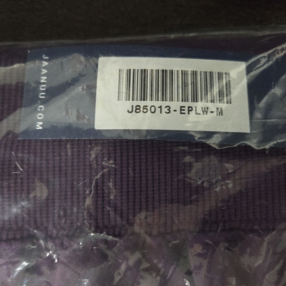 Jaanuu Scrub Set - Plum (2 pocket VNeck Scrub Top + Joggers) Medium Reg - Picture 4 of 4